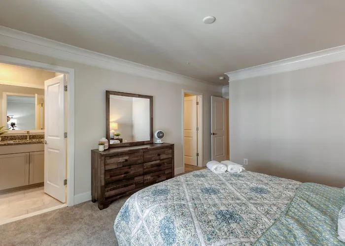 5-star Family Escape - Pool, Garage & Prime Location - Sleeps 10 Holiday home