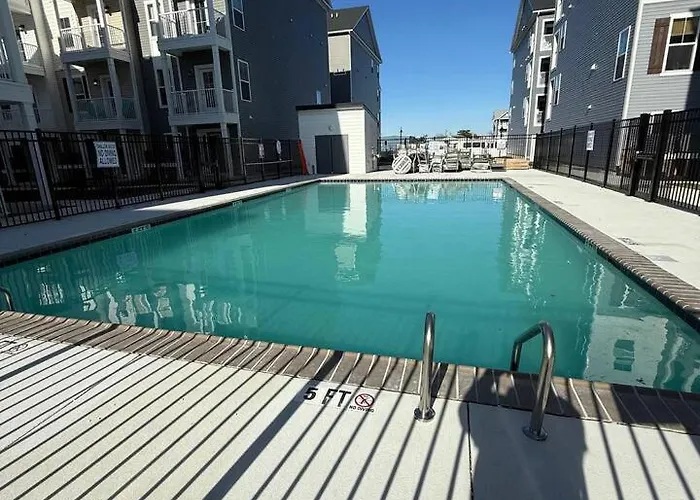 5-star Family Escape - Pool, Garage & Prime Location - Sleeps 10